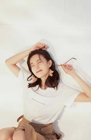 李一桐明艳动人写真图片