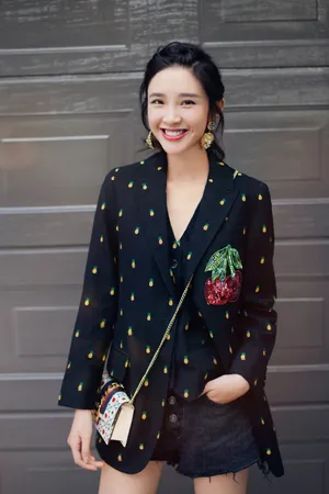 唐艺昕甜美笑容性感写真图片
