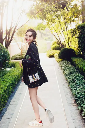 唐艺昕甜美笑容性感写真图片
