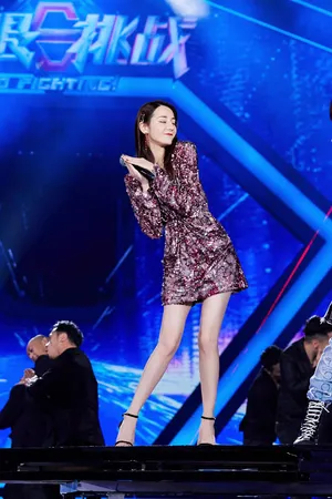 迪丽热巴亮片裙性感舞台照图片_6