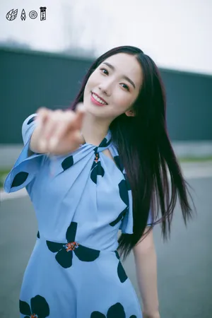 孟美岐清爽干练写真图片