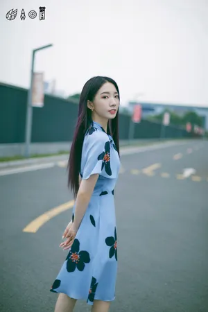 孟美岐清爽干练写真图片_2