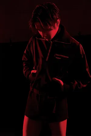 王一博酷帅光影写真图片第1张