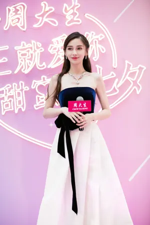 angelababy抹胸裙性感活动照图片