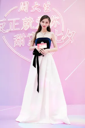 angelababy抹胸裙性感活动照图片_2