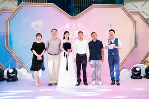 angelababy抹胸裙性感活动照图片_3