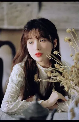 金莎文艺复古甜美写真图片