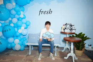 王源白衫清新明朗活动图片