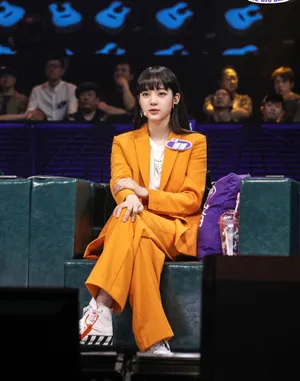 欧阳娜娜橘色西服性感图片