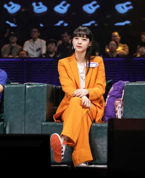 欧阳娜娜橘色西服性感图片_2