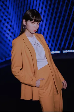 欧阳娜娜橘色西服性感图片_3
