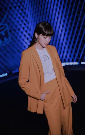 欧阳娜娜橘色西服性感图片_4