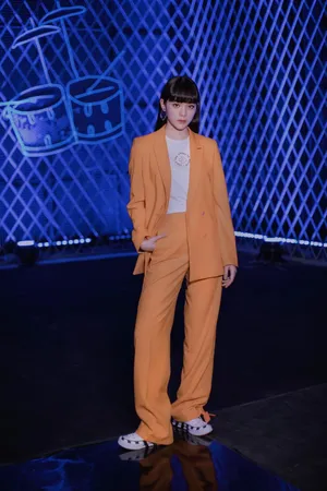 欧阳娜娜橘色西服性感图片_5
