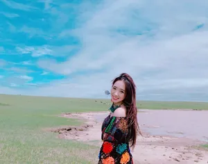 孟美岐甜美旅拍照图片_2
