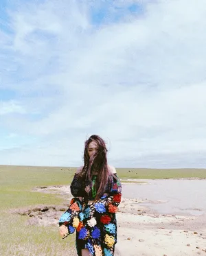 孟美岐甜美旅拍照图片_4