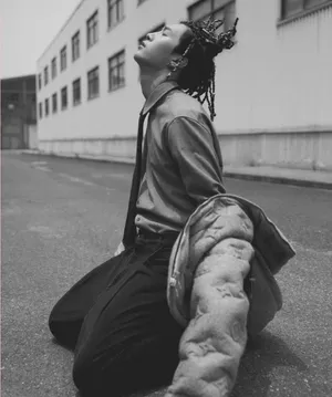 范丞丞蓝发脏辫前卫街拍写真图片_5