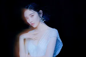 唐艺昕穿白色深V纱裙性感写真_3