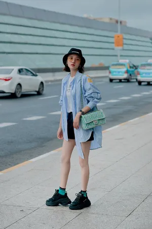 唐艺昕清爽简约机场照图片