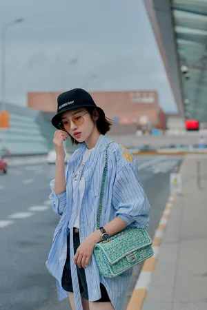 唐艺昕清爽简约机场照图片_4