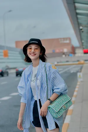 唐艺昕清爽简约机场照图片_6