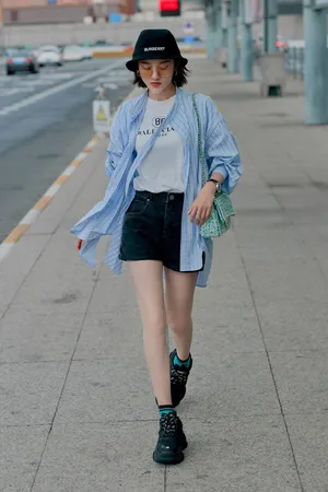 唐艺昕清爽简约机场照图片_8