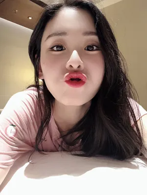 张碧晨清新俏皮自拍照图片_2