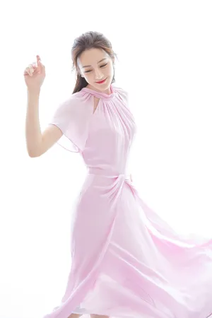 迪丽热巴粉色仙女裙写真图片_2