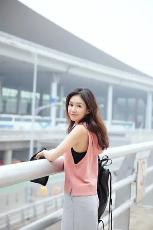 郑合惠子粉嫩甜美机场照图片