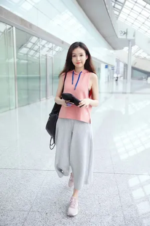 郑合惠子粉嫩甜美机场照图片_2