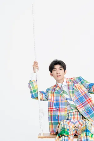 王源彩虹格纹西装写真图片_2