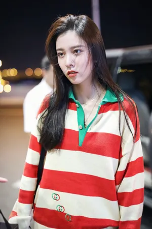 宋妍霏休闲舒适机场私服图片_3