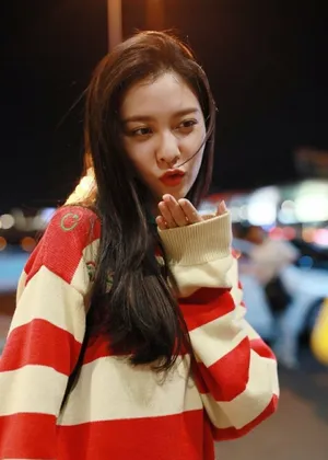 宋妍霏休闲舒适机场私服图片_4