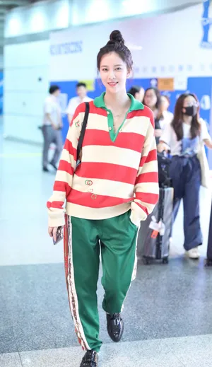 宋妍霏休闲舒适机场私服图片_7