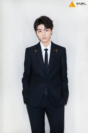 TFBOYS简洁英挺西装写真图片