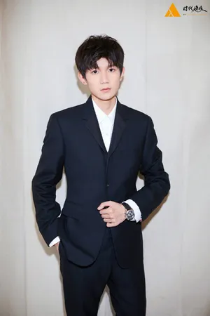 TFBOYS简洁英挺西装写真图片