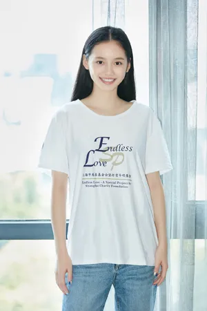 孙伊涵白衫俏皮活动图片