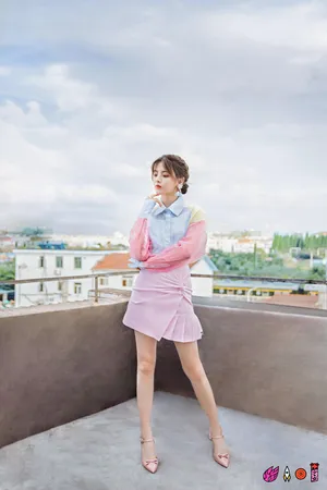 杨超越甜美糖果色写真图片
