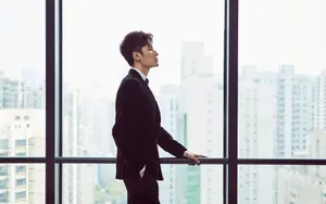 刘海宽黑色西服帅气活动照图片_5
