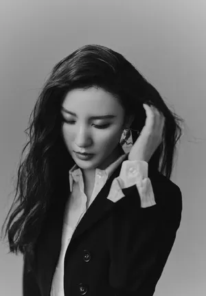 张萌时尚御姐黑白写真图片_2