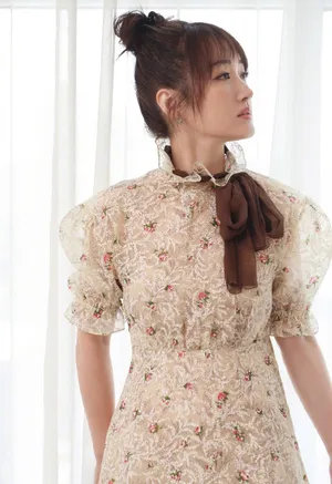 杨钰莹碎花蕾丝裙性感图片
