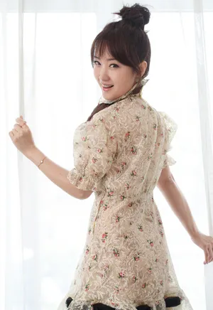 杨钰莹碎花蕾丝裙性感图片_3