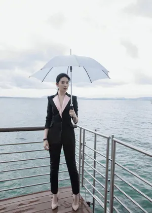 刘亦菲酷美西装写真图片_1