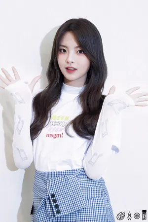 杨超越甜美代言活动图片