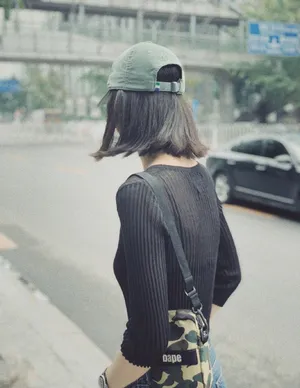 刘雯利落私服街拍照图片