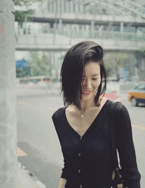 刘雯利落私服街拍照图片_3