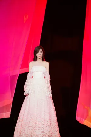 郁可唯粉色仙气写真图片_4