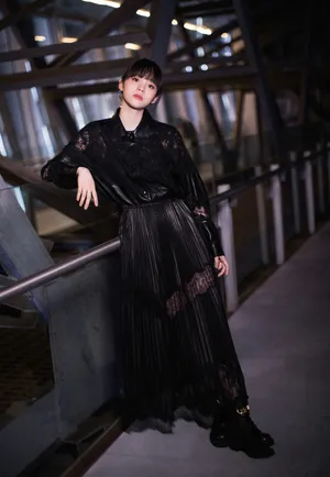 欧阳娜娜黑色潮服性感图片_2
