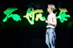 张艺兴演唱会帅气舞台照图片_5