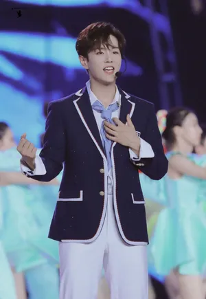 李汶翰清爽制服帅气图片
