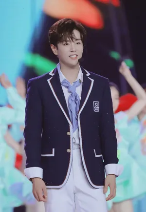 李汶翰清爽制服帅气图片_5